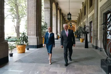 Acuerdan AMLO y Sheinbaum avanzar en reformas constitucionales