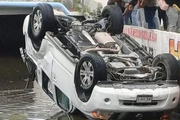 Camioneta vuelca y cae a canal en Mineral de la Reforma