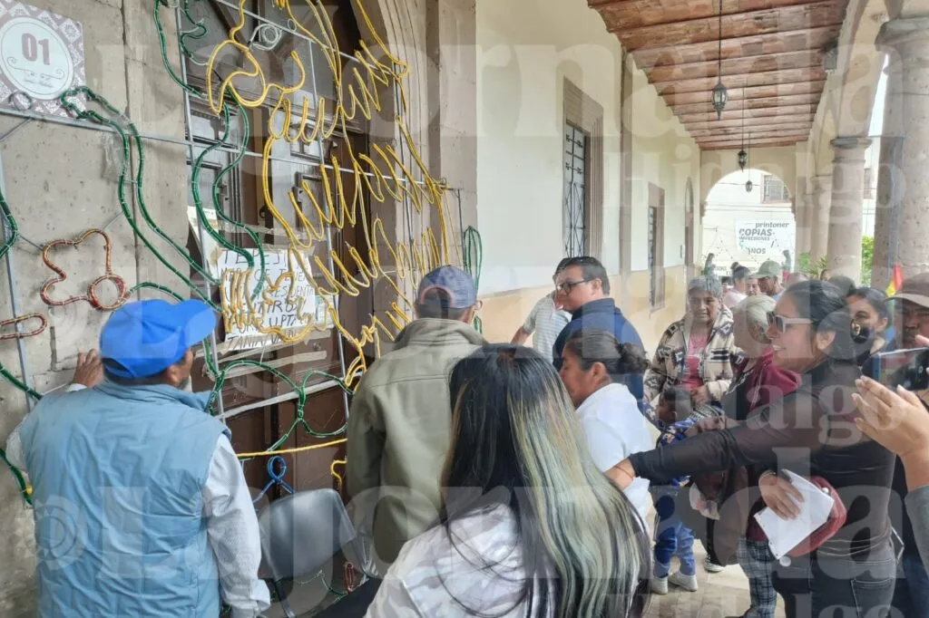 Toman la presidencia de Tepeji del Río; acusan falta de obras y exigen auditoría