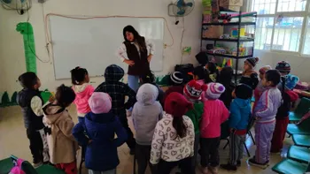 Estudiantes participan en una actividad de bienestar socioemocional en una escuela de Hidalgo.