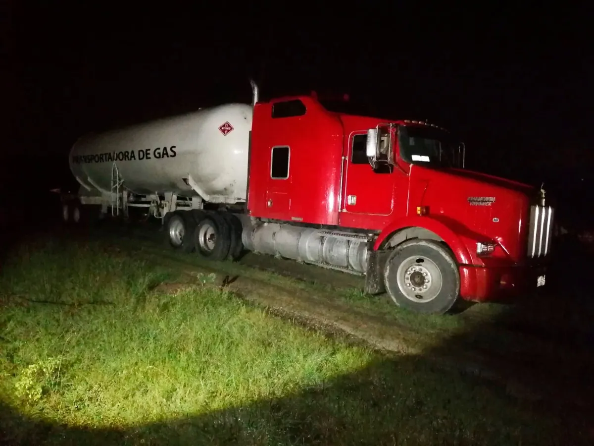 Recuperan pipas robadas y aseguran toma clandestina en Tula