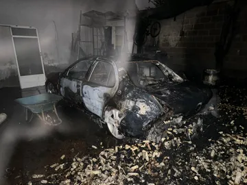 Automóvil se incendia dentro de casa en Actopan