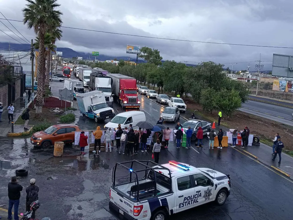 ¡Vecinos bloquean la carretera México-Pachuca por invasión de predio!