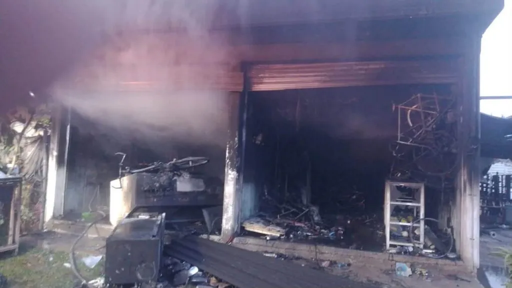 Incendio consume taller de bicicletas en Tula