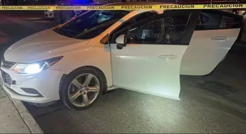 ¡Horror en San Agustín Tlaxiaca! Encuentran a hombre sin vida dentro de un auto con varios balazos