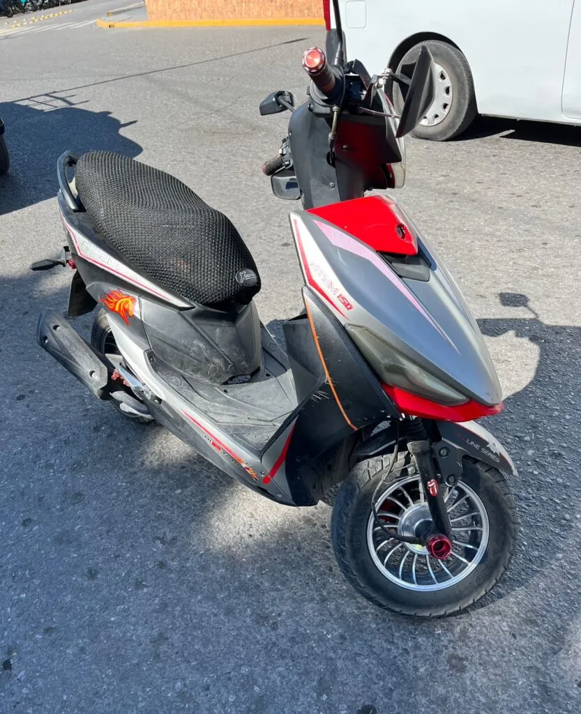 Menor atropella a adulta mayor y deja daños materiales en centro de Ixmiquilpan