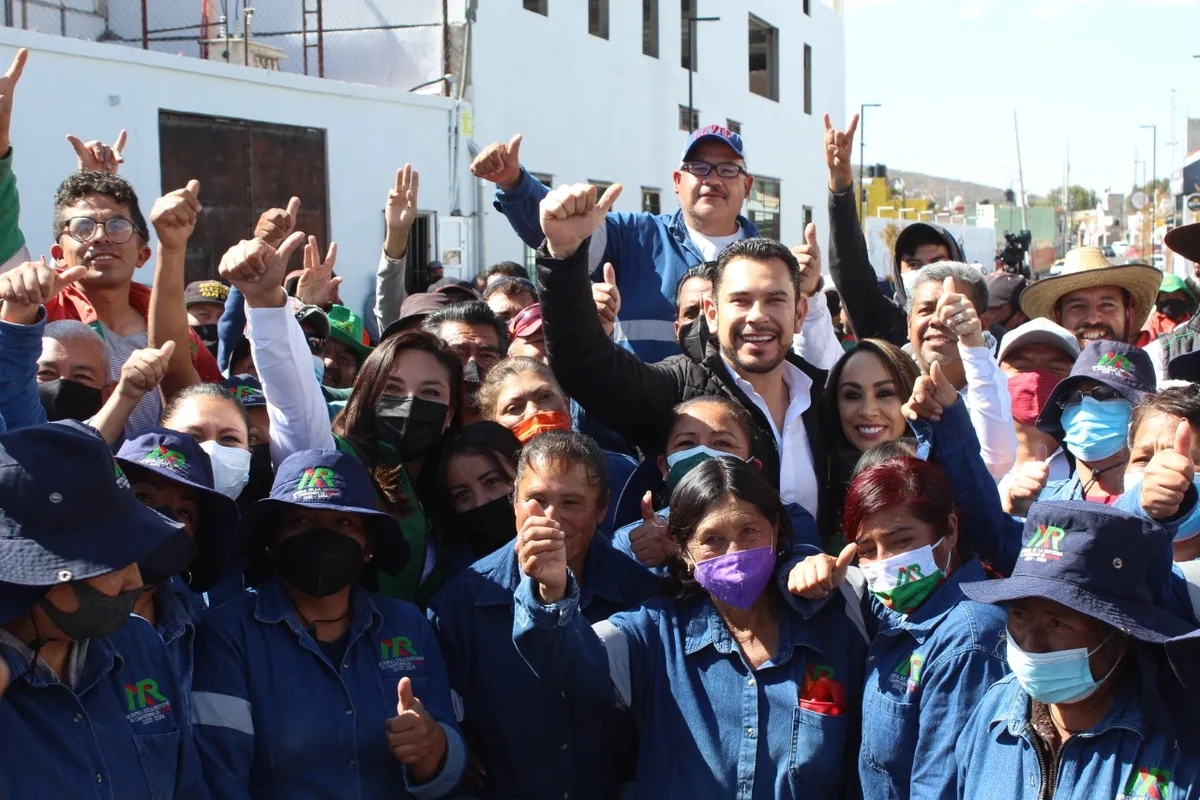 Israel Félix entrega equipo a personal de Mineral de la Reforma