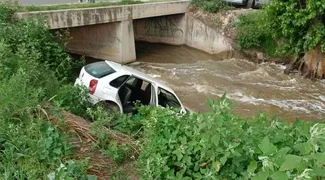 Automóvil cae al Río Papalote en Tizayuca; conductor resulta lesionado