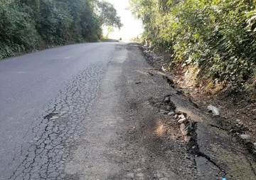 Carretera Huejutla-Santa Cruz ya tiene grietas y baches pero aún no la inauguran
