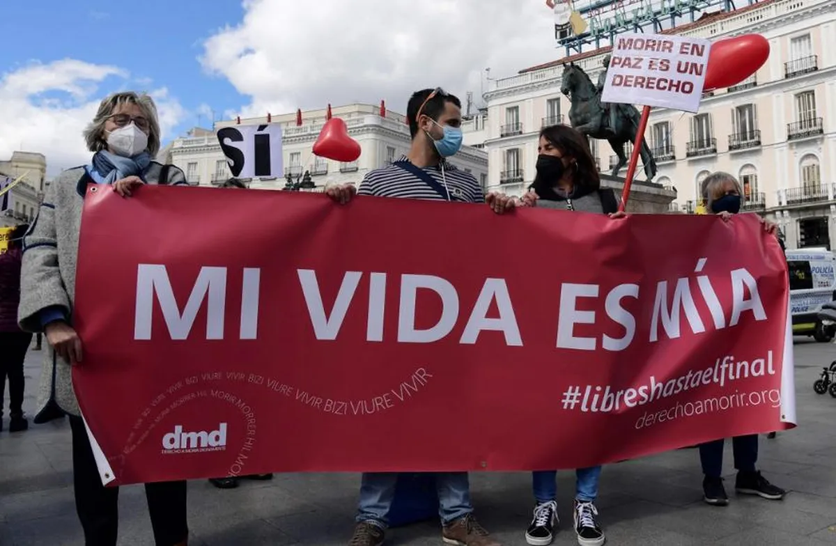Manifestación en apoyo de la legalización de la eutanasia en Madrid, el 18 de marzo de 2021. Foto Afp