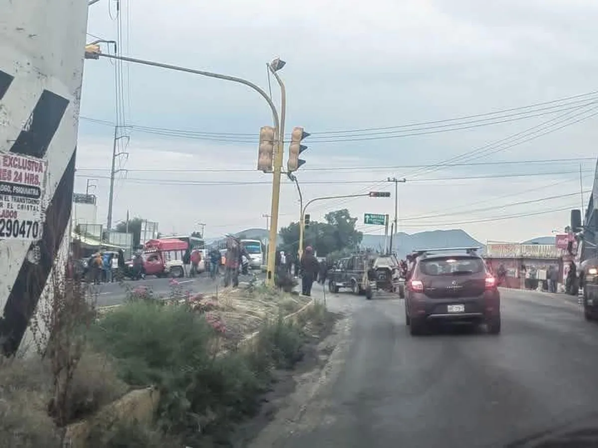 Bloqueo en la México-Laredo: busca rutas alternas