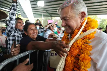 Integrantes del Consejo Indígena de Guerrero retienen caravana de AMLO