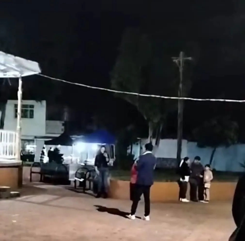 Conductor presuntamente ebrio arrolla puestos de tianguis en Tolcayuca; comerciantes lo retienen