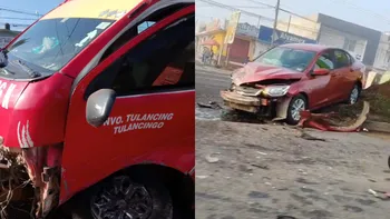 Un automóvil compacto rojo chocó contra una unidad colectiva en la bajada de San José, en Tulancingo, Hidalgo.