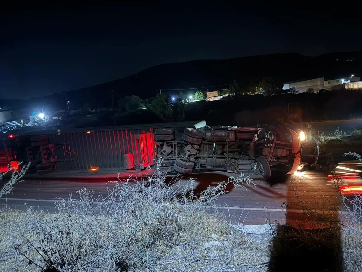 Atotonilco de Tula: abandonan tráiler tras volcadura