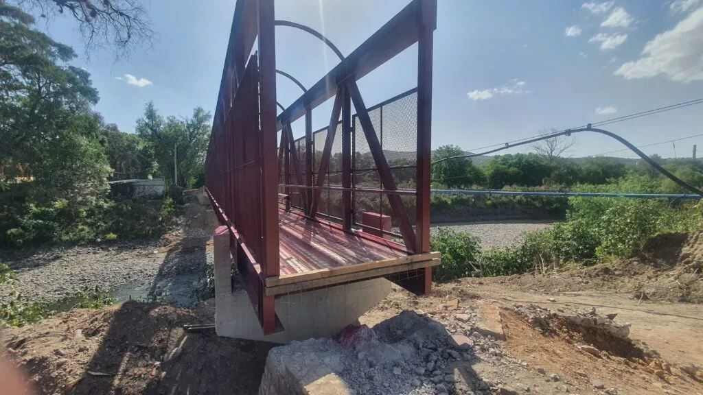 Reconstruyen puente en Tula tras daños por inundación de 2021