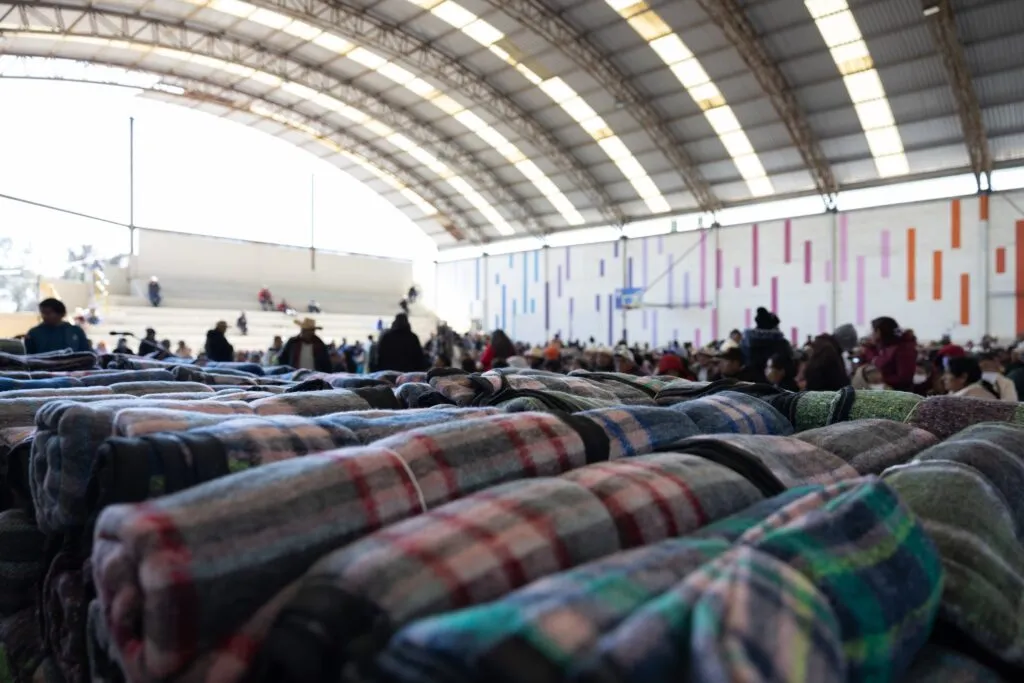 Entregan cobijas en Zimapán para apoyar a familias ante bajas temperaturas