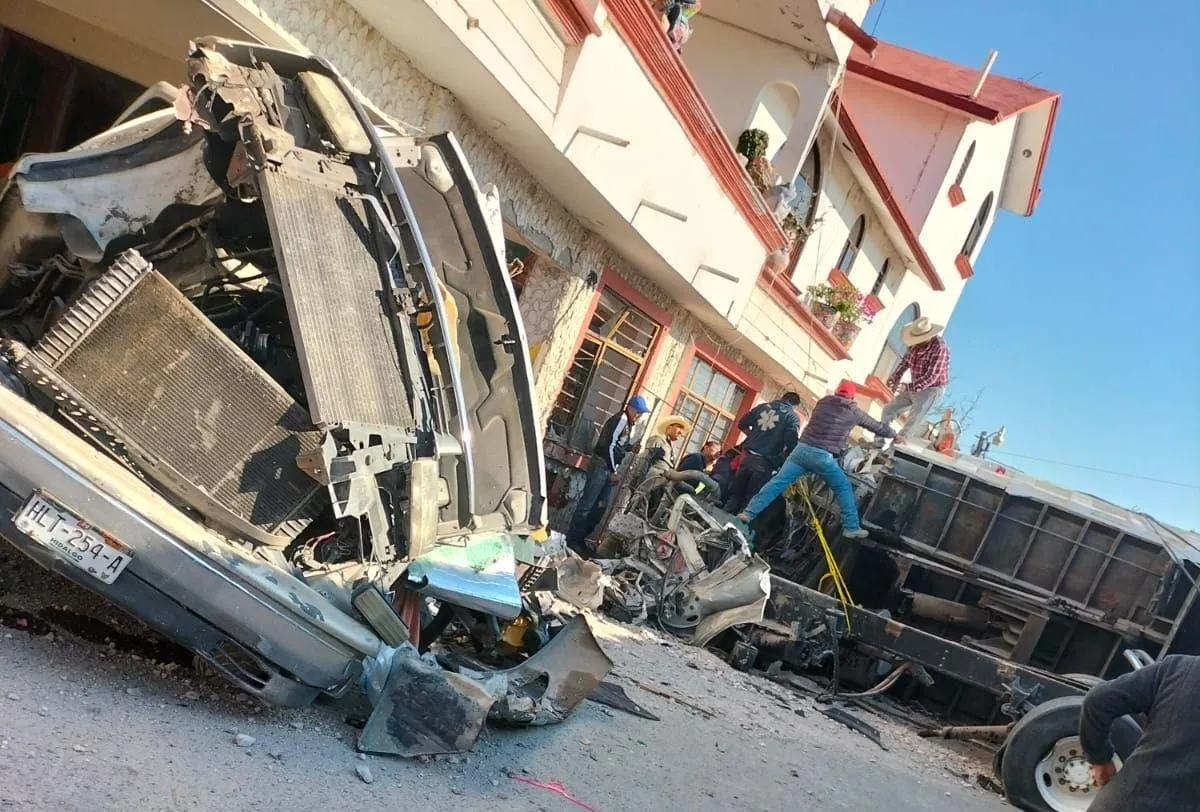 Vuelca camión de carga y causa daños a vehículos en Ixmiquilpan