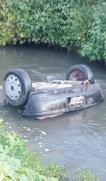 Hallan a mujer sin vida dentro de un auto en canal de Hidalgo; investigan si era policía estatal