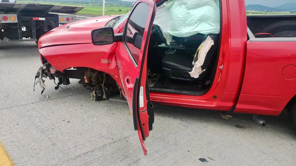 Accidente en la México-Pachuca: Camioneta choca contra barra de contención