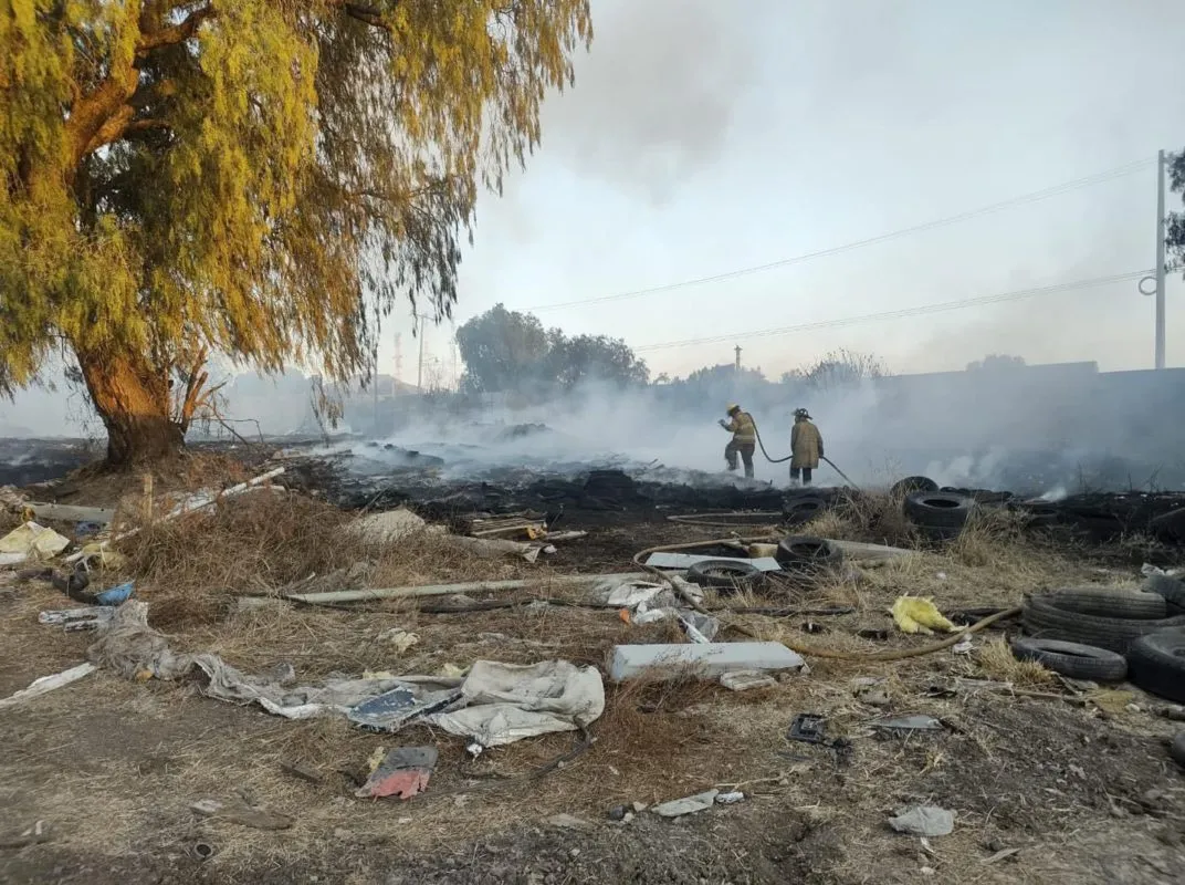 Bomberos de Tizayuca sofocan incendio de llantas y basura