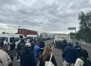 Manifestación de transportistas en la autopista México-Pachuca.