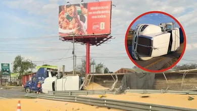 Volcadura de tráiler con maíz