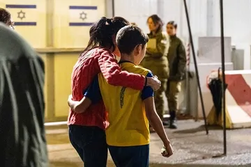 Israel anuncia liberación de 33 presos palestinos a cambio de rehenes