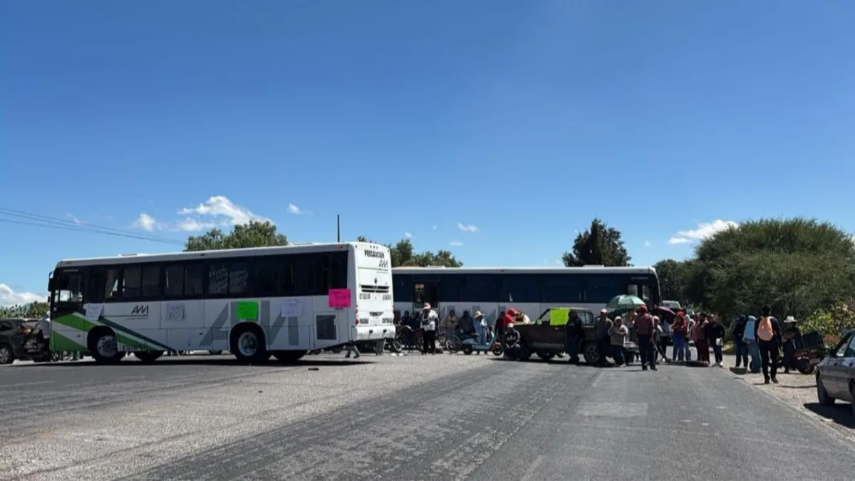 Padres bloquean carretera en Madero por falta de director escolar.