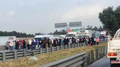 Transportistas bloquean autopistas en Hidalgo y Edomex