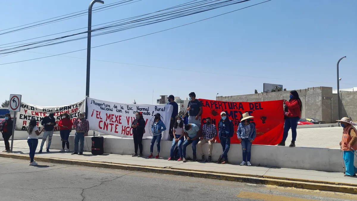 Protestan para apertura de la Escuela Normal El Mexe