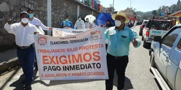 Maestros de Tlanchinol bloquean la carretera México-Tampico