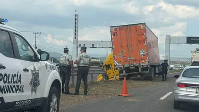 Tractocamion se sale de la autopista México Pachuca y genera trafico