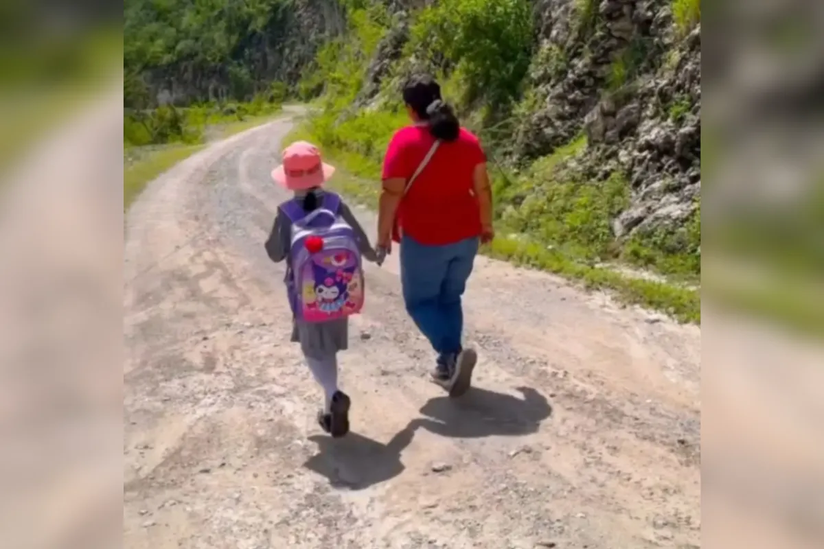 En la Sierra de Hidalgo, niña indígena camina 16 kilómetros para tomar clases