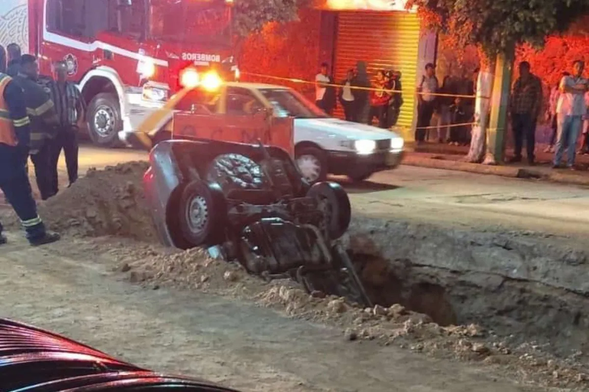 Cae auto en obra de drenaje en Tula de Allende