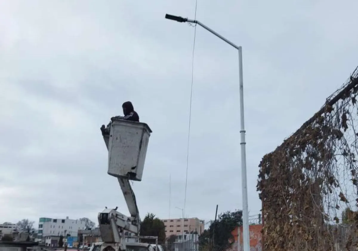 Tras abuso sexual de alumnas en Tulancingo, alumbran calles cercanas a escuela