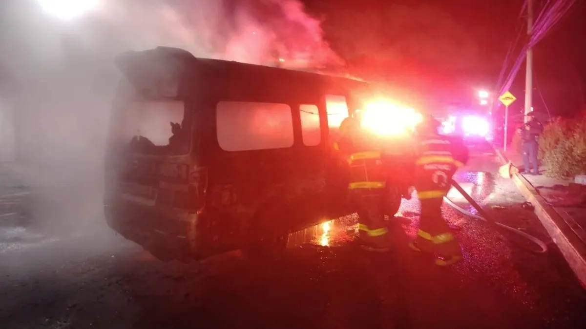 Camioneta de transporte público calcinada tras incendio en Pachuca.