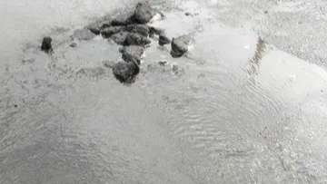 Fuga de agua en la comunidad El Cid mantiene sin servicio a vecinos de Tizayuca.