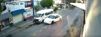 Choque entre auto particular y combi deja cuatro lesionados en avenida Revolución