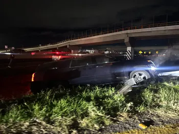 Camioneta varada entre la maleza tras salirse de la autopista México-Pachuca, a la altura de Tizayuca.