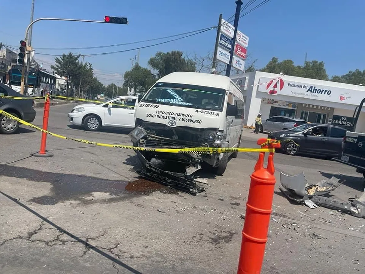 Dos lesionados tras choque entre combi y taxi en Tizayuca