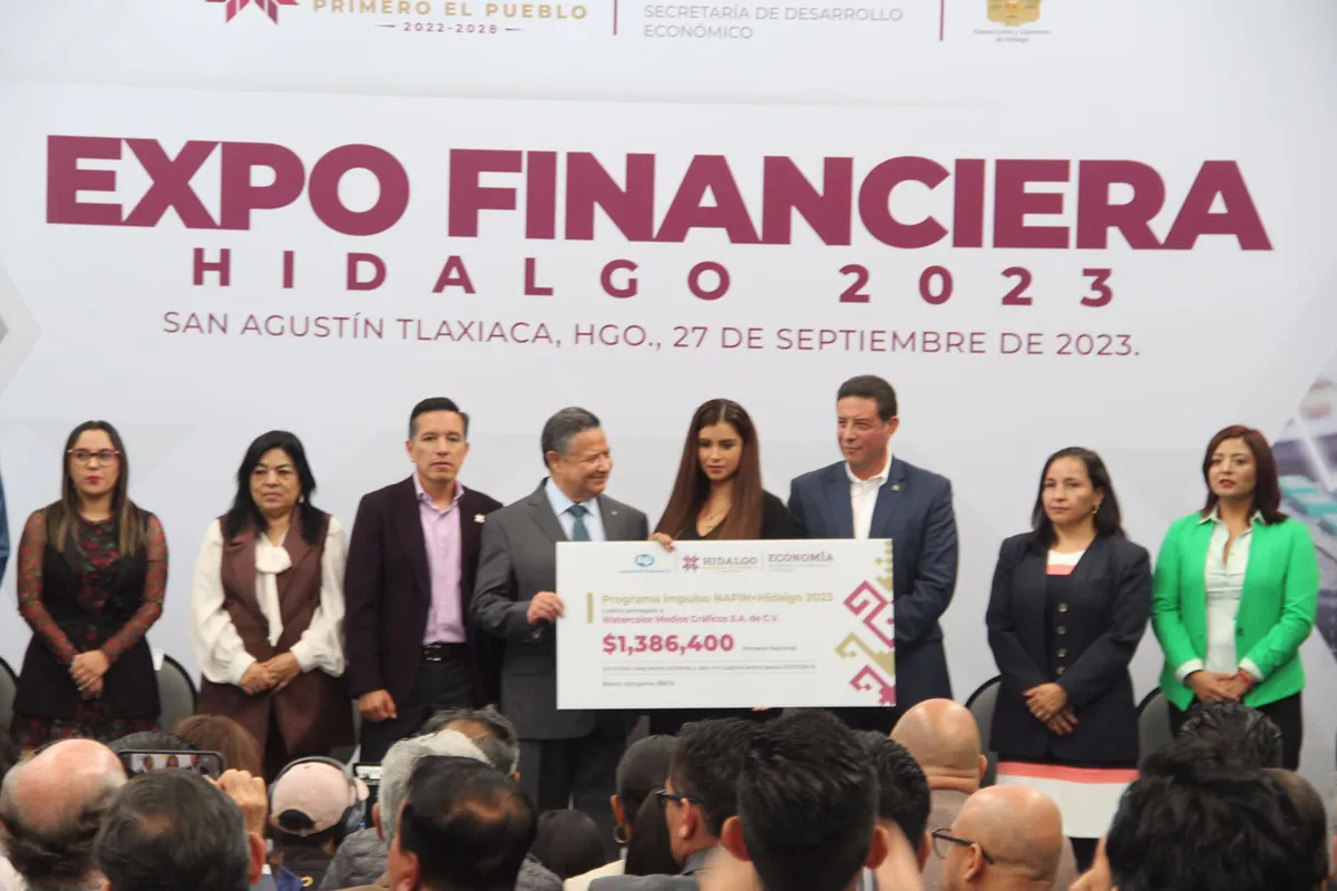 Julio Menchaca entrega créditos a empresarios en Expo Financiera 2023