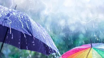 Lluvia intensa y cielo nublado