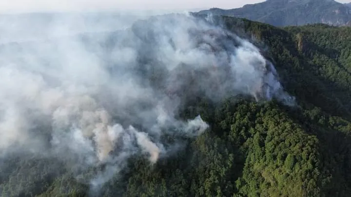 Suma tres días incendio en Cerro Sagrado; pedían por lluvias y olvidan veladora