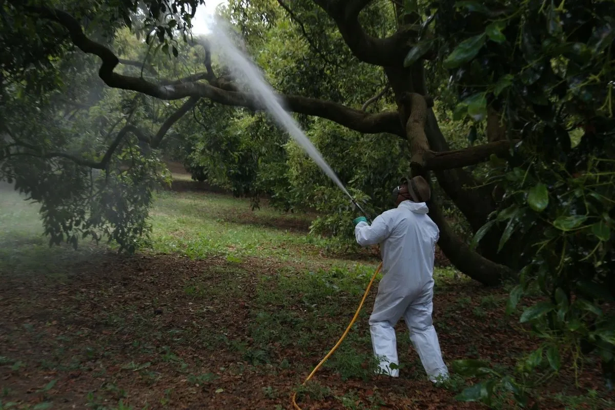 Circulan en México 210 plaguicidas altamente peligrosos prohibidos en otros países