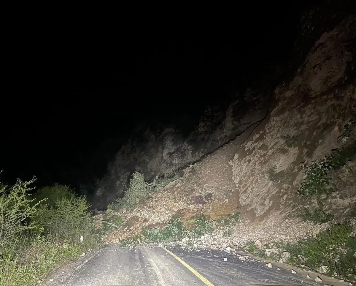 Derrumbe bloquea carretera Santuario-Nicolás Flores.