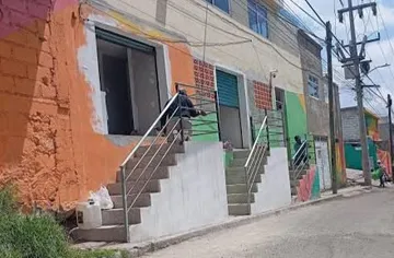 Escaleras construidas sobre una banqueta en la colonia Cubitos de Pachuca.