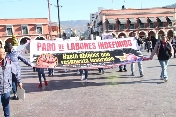 Maestros del CONAFE marchan en Pachuca para exigir mejores salarios.