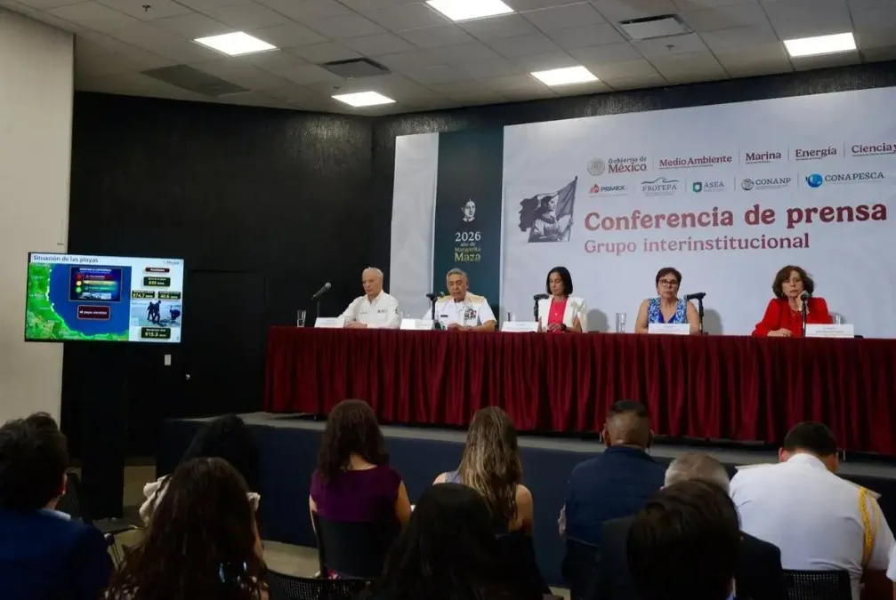 Pemex reconoce que uno de sus ductos causó el derrame en el Golfo de México; separa a tres funcionarios