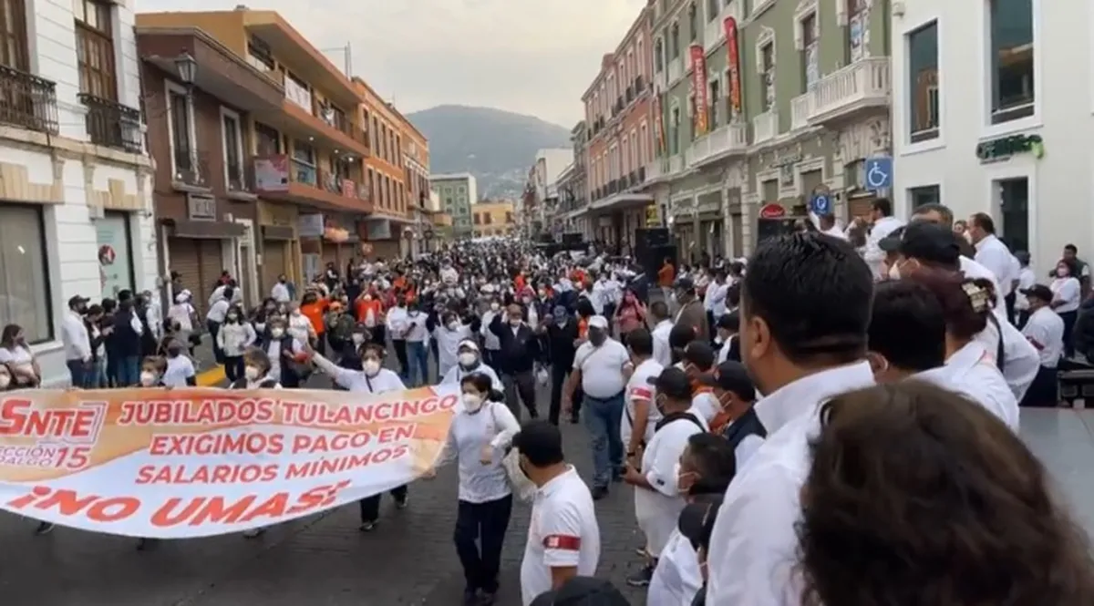 Magisterio hidalguense marcha por el Día del Trabajo